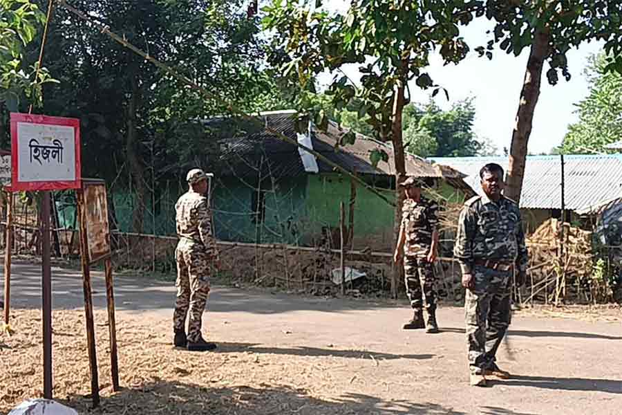 জামবনির বিভিন্ন এলাকায় চলছে পুলিশের নাকা তল্লাশি।