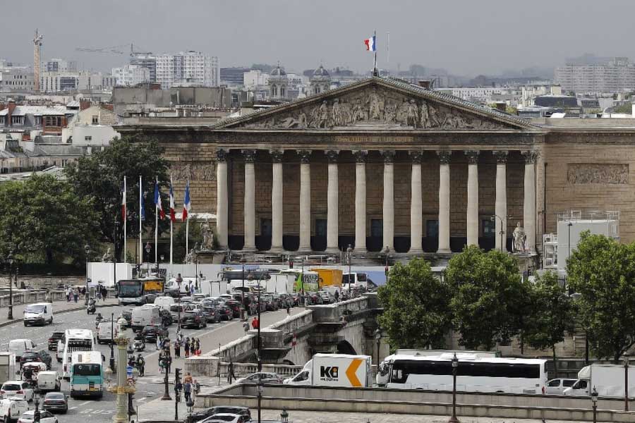 France political turmoil due to government ousted in no confidence vote what happens next