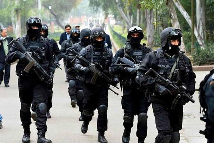 রাজনৈতিক ব্যক্তিত্ব বা তারকা, তাঁদের সুরক্ষার জন্য যে বিশেষ ব্যবস্থা থাকে তা বলাই বাহুল্য। কখনও ব্যক্তিগত, কখনও সরকারি সুরক্ষা পেয়ে থাকেন তাঁরা। যে কোনও দেশে প্রধানমন্ত্রী বা রাষ্ট্রপ্রধানদের নিরাপত্তার কড়াকড়ি সবচেয়ে বেশি।