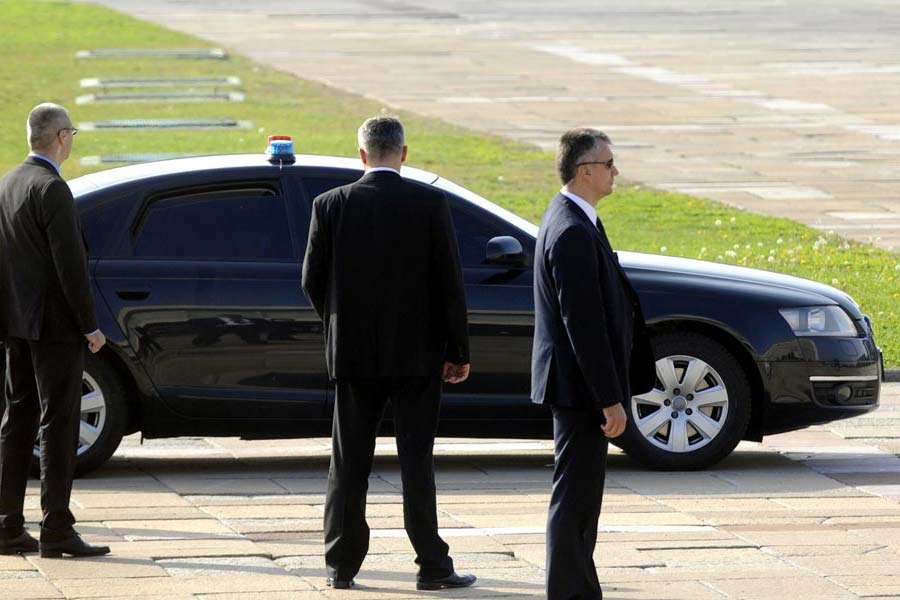 অপহরণ এবং প্রাণনাশের হুমকি থেকে রক্ষা করতে বিশ্বের তাবড় প্রযুক্তি সংস্থার সিইওদের কড়া নিরাপত্তার ঘেরাটোপে রাখা হয়। উন্নত নিরাপত্তা ব্যবস্থা থেকে শুরু করে ব্যক্তিগত দেহরক্ষী, প্রতি বছর কয়েক হাজার কোটি টাকা খরচ করে সংস্থাগুলি।