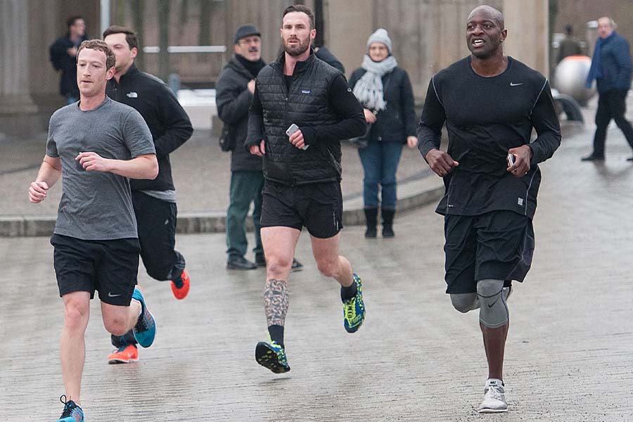 প্রথমেই আসা যাক মেটার কথায়। মেটার সর্বেসর্বা মার্ক জ়াকারবার্গের নিরাপত্তার খরচের পরিমাণ শুনলে চোখ কপালে উঠতে বাধ্য। ফরচুনের তথ্য অনুযায়ী, ২০২৩ সালে জ়াকারবার্গের সুরক্ষাখাতে মেটা ব্যয় করেছিল ১৯৮ কোটি টাকারও বেশি।