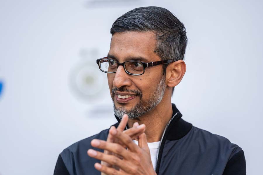 খরচের নিরিখে মেটার ধারেকাছে না এলেও মোটা টাকা খরচ হয় গুগ্‌লের সিইও সুন্দর পিচাইয়ের জন্য। ভারতীয় বংশোদ্ভূত এই প্রযুক্তিবিদের পুরো নাম সুন্দরাজন পিচাই। ২০১৫ সালের গুগ্‌ল ও অ্যালফাবেটের সিইও পদে অভিষিক্ত হন সুন্দর। তার পর থেকে আর পিছনে ফিরে তাকাতে হয়নি তাঁকে। প্রায় ৭৫ কোটি টাকা বেতন পান তিনি।