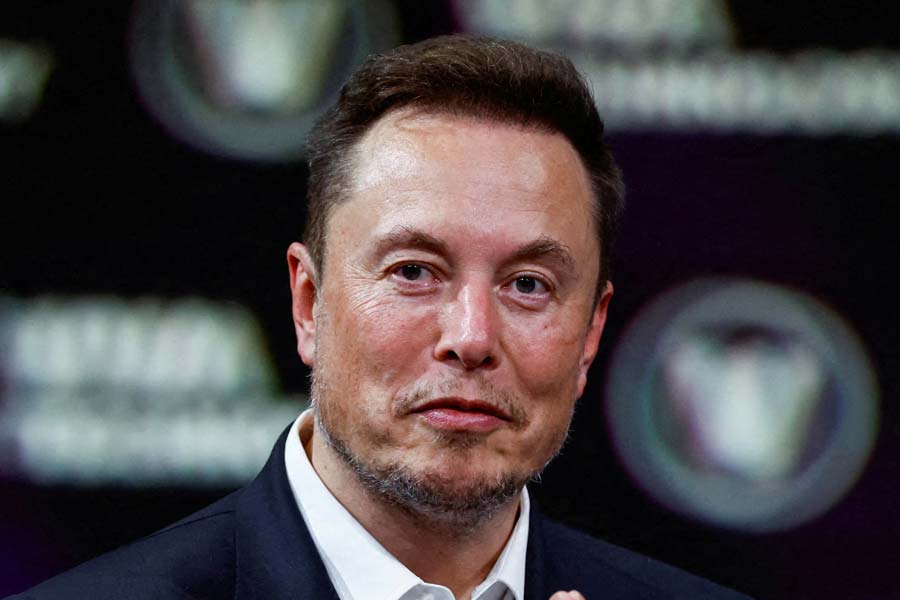  কয়েক মাস আগে মাস্ক তাঁর এক্স হ্যান্ডল থেকে একটি পোস্টে বলেছিলেন যে, গত আট মাসে দু’বার তাঁর ওপর হামলা করা হয়। দু’জন আততায়ী তাঁকে হত্যা করার চেষ্টা করেছিল বলে দাবি টেসলার কর্ণধারের। এ হেন ভিভিআইপির জন্য টেসলা, মাস্কেরই অধীনস্থ একটি নিরাপত্তা সংস্থাকে তাঁর সুরক্ষার দায়িত্ব সঁপেছে।