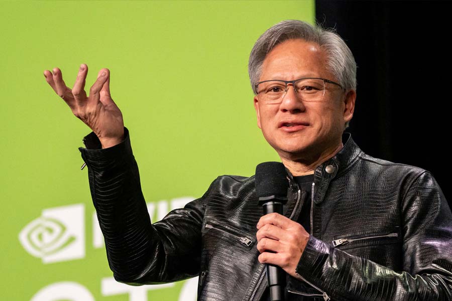  এই মুহূর্তে তারকা সিইওদের অন্যতম এনভিডিয়া সিইও জেনসেন হুয়াং। চলতি বছরের জুনে বৃহত্তম ব্যবসায়িক প্রতিষ্ঠান হিসাবে এনভিডিয়া আত্মপ্রকাশ করেছিল। বর্তমানে ইকমার্স সংস্থা ‘অ্যামাজ়ন’ এবং বহুজাতিক প্রযুক্তি সংস্থা ‘মেটা’র মোট বাজারি মূলধনের চেয়ে বেশি সম্পত্তি রয়েছে এনভিডিয়ার কাছে। মূলধনের পরিমাণ প্রায় সাড়ে তিন লক্ষ কোটি ডলারে দাঁড়িয়েছে।