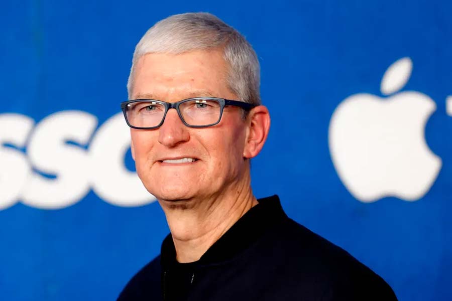 অ্যাপ্‌ল আর স্টিভ জোবসের নাম একসঙ্গে উচ্চারিত হলেও বর্তমান সিইও টিম কুক নিজের পারদর্শিতায় ব্যবসাকে দ্বিগুণ করেছেন বলে দাবি বহু সংবাদমাধ্যমেরই। ইউএস সিকিউরিটিজ় এক্সচেঞ্জ কমিশনকে অ্যাপলের তরফে জানানো হয়েছে যে, ২০২৩ সালে টিম প্রায় ৫২৪ কোটি টাকা আয় করেছেন।