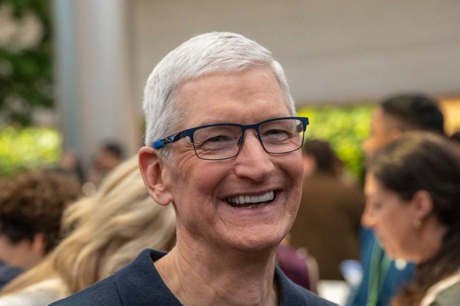 অ্যাপ্‌ল সিইওর নিরাপত্তার জন্য প্রায় ছ’কোটি টাকা খরচ করা হয় বলে ফরচুন জানিয়েছে। এই টাকা তাঁর ব্যক্তিগত বিমানের খরচের চেয়ে কম। সেটির জন্য অ্যাপ্‌ল ১৪ কোটি টাকা খরচ করেছে।