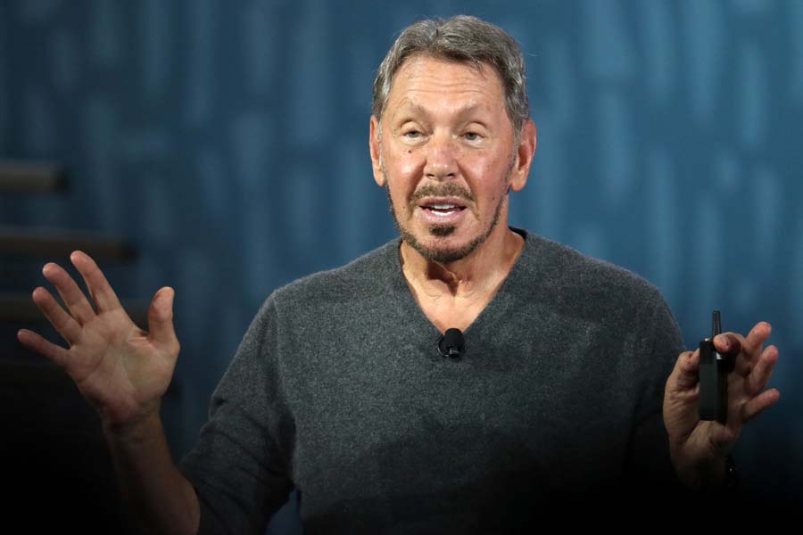 অন্য দিকে, আর এক প্রযুক্তি সংস্থা ওরাকলের সিইও ল্যারি এলিসনের নিরাপত্তা দেখভালের জন্য তাঁর সংস্থা ১৫ কোটি টাকা খরচ করে, যা অ্যাপলের তুলনায় বেশি।