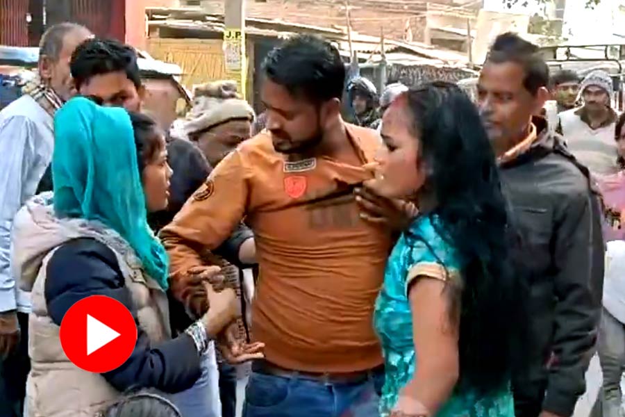 Video of husband and wife accusing each other of affairs on road of Bihar