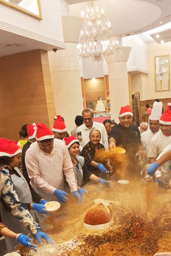 কাজুবাদাম, কিশমিশ, চেরি, আখরোট, খেজুর, পেঠা-র পাহাড়ে ধুলোঝড় তোলে দারচিনি আর শুকনো আদার মিহি গুঁড়ো।