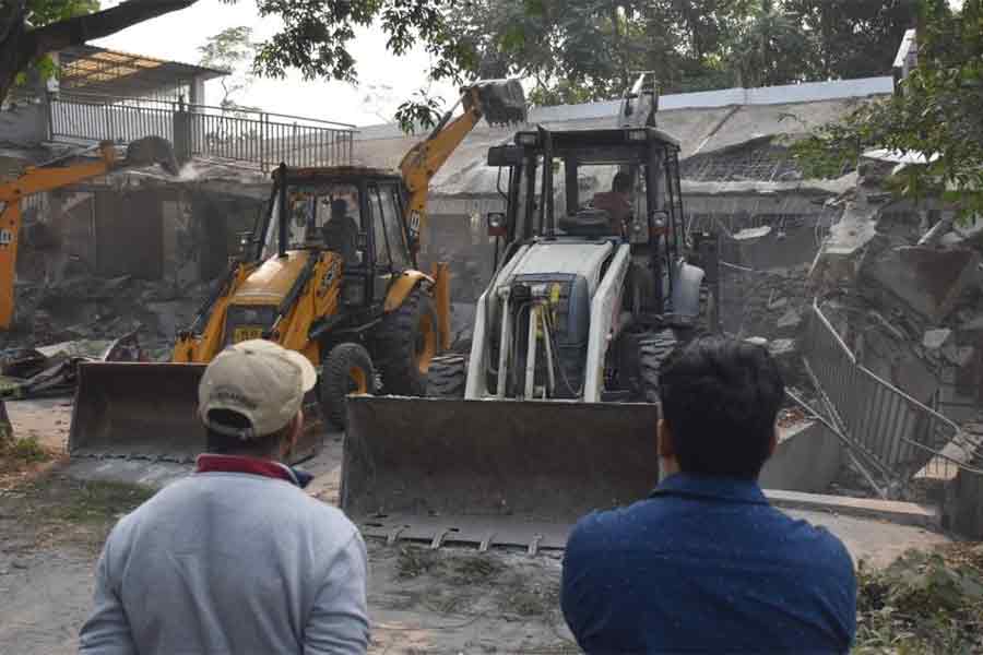 বনদফতরের জমিতে অবৈধ নির্মাণ ভেঙে দিল বক্সা ব্যাঘ্র প্রকল্পের বনকর্তারা।