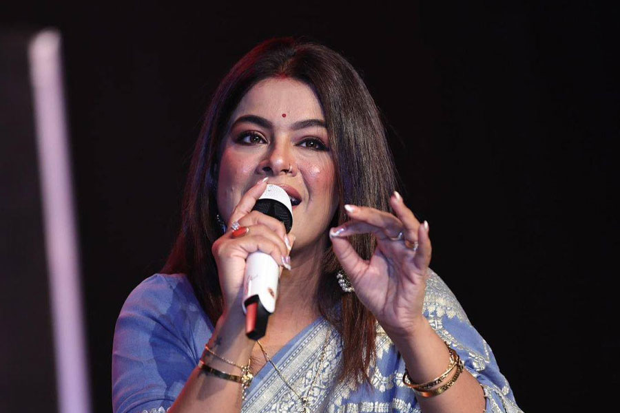 Singer Iman Chakraborty slams a man at audience as he refused to listen to Bengali songs