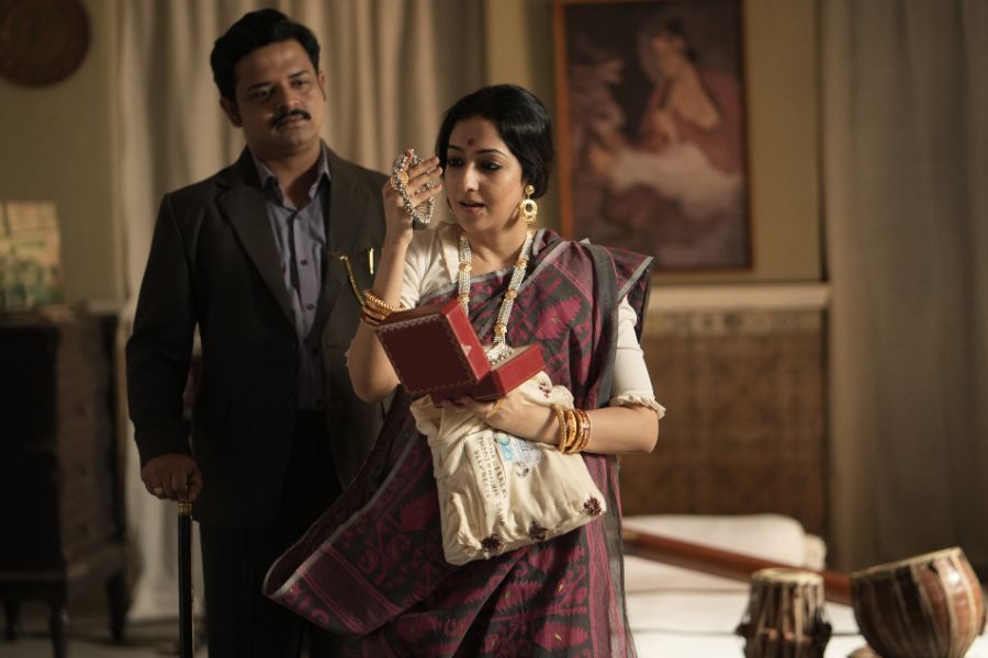 অমৃতার হাতে কেন গয়না তুলে দিলেন সত্যম?