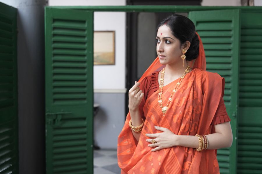 আটপৌরে শাড়ি-গয়নায় অমৃতা যেন পুরোদস্তুর গৃহিণী। 