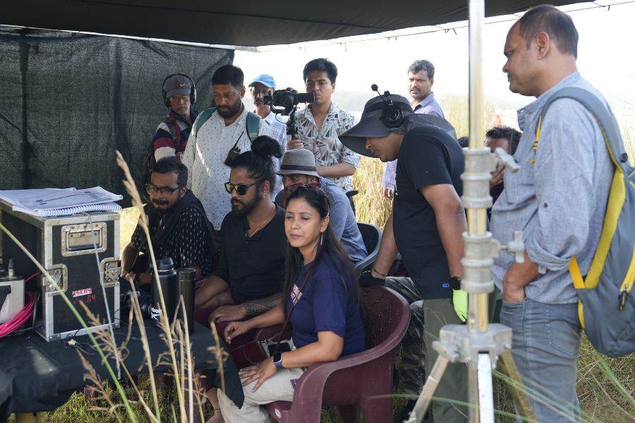 এই ছবিতেই পরিচালনায় হাতেখড়ি হচ্ছে অভিনব মুখোপাধ্যায় ও কাকলি ঘোষের। কাহিনি-চিত্রনাট্য সুজয় সরকারের। ক্যামেরায় থাকছেন সৌম্যদীপ্ত গুঁই।   