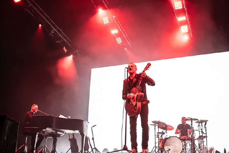 মঞ্চে মগ্ন ব্রায়ান। 