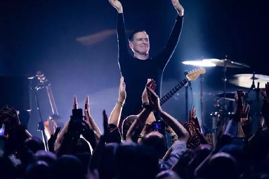 মঞ্চে ব্রায়ানকে দেখে দর্শক-শ্রোতার উন্মাদনা।