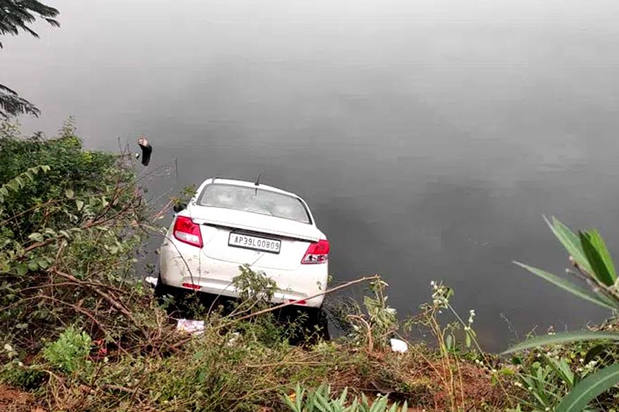 হ্রদ থেকে উদ্ধার সেই দুর্ঘটনাগ্রস্ত গাড়ি। ছবি: সংগৃহীত।