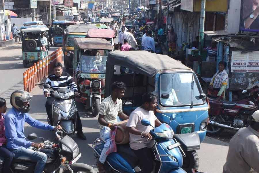 অধিকাংশ বাইক আরোহী হেলমেটহীন।