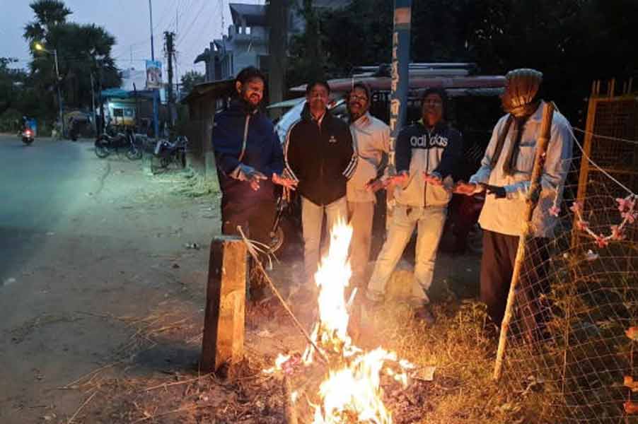 নামছে পারদ। সন্ধ্যা নামার মুখে ঠান্ডায় আগুনের পাশে টোটো চালকেরা।শান্তিনিকেতনের গোয়ালপাড়া রাস্তায় উত্তরপল্লিতে। শনিবার।