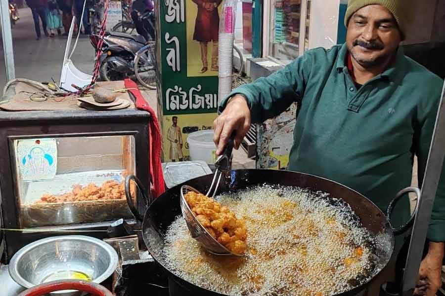 রামপুরহাটের রাস্তায় সন্ধ্যায় তেলেভাজা। হাটতলা মোড় থেকে তোলা। 