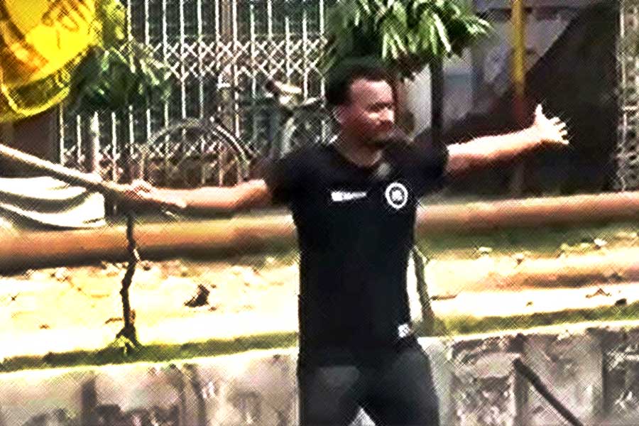বাংলাদেশে কোটা সংস্কার আন্দোলন চলাকালীন পুলিশের ছোড়া রবার বুলেটের সামনে বুক পেতে দিয়েছেন আন্দোলনকারী ছাত্র আবু সইদ। পরে তাঁর মৃত্যু হয়।