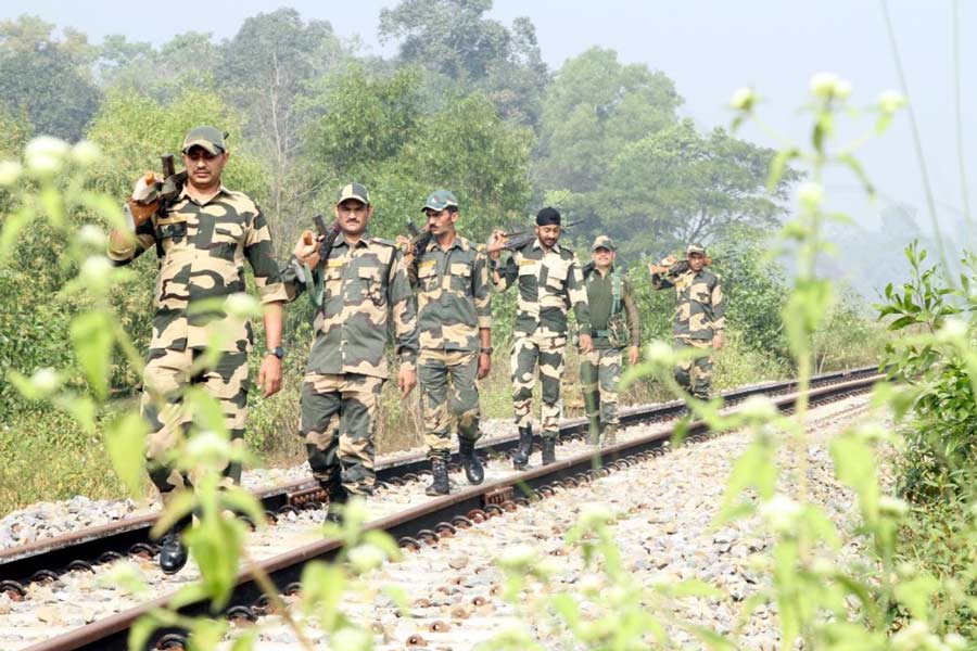 বাংলাদেশের পরিস্থিতি অস্থির। তাই কড়া নজরদারি চলছে ত্রিপুরার নিশ্চিন্তপুর সীমান্তে। রবিবার।