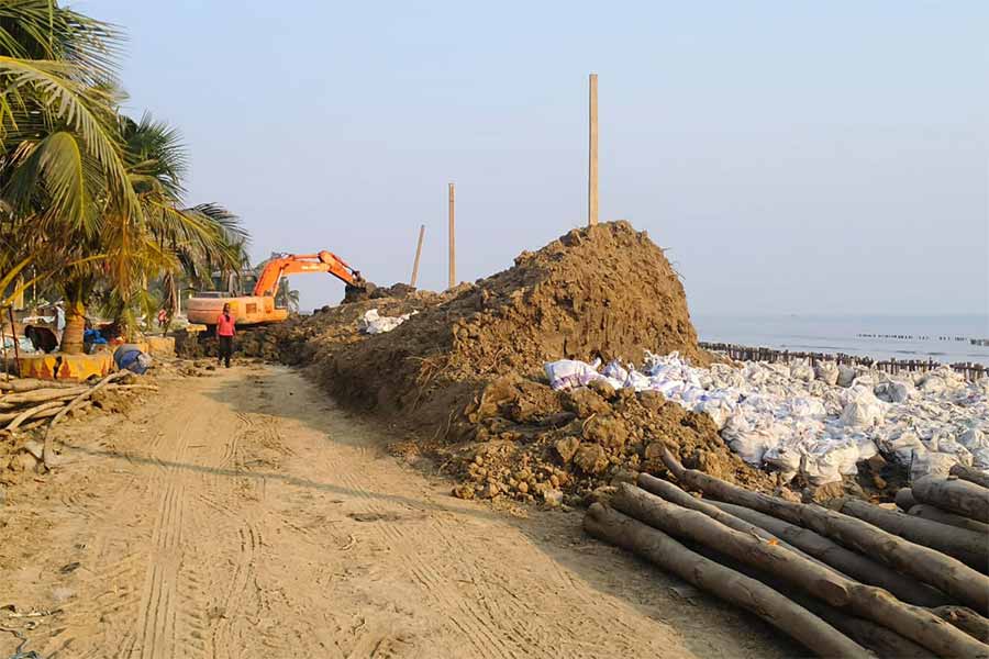 চলছে সমুদ্রতট বাঁধানোর কাজ।