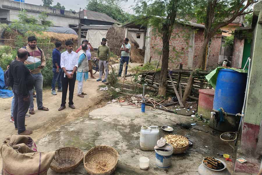 খোঁজ চলছে বেআইনি সংযোগের। গোঘাটের রঘুবাটী পঞ্চায়েত এলাকায়।