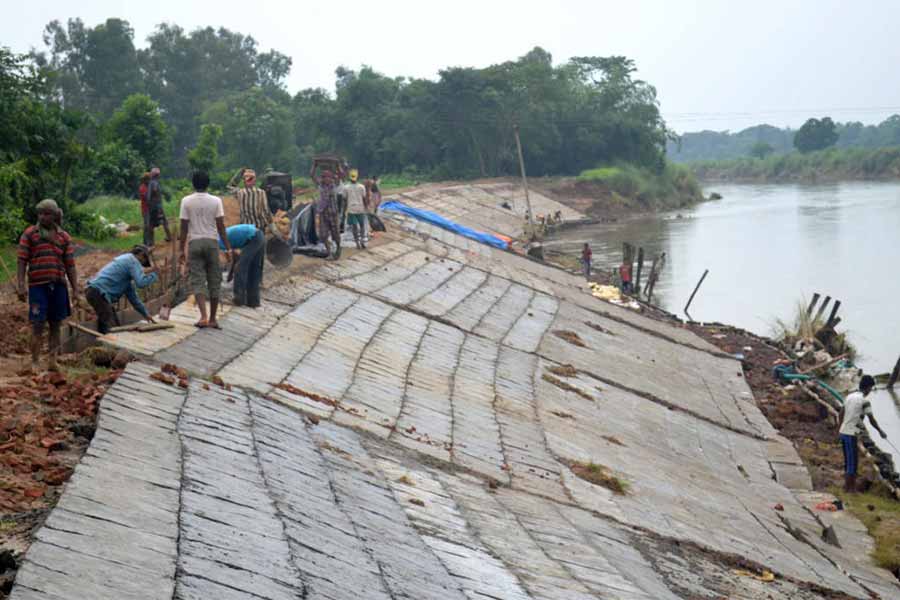 উদয়নারায়ণপুরে দামোদরের পারে হয়েছে কংক্রিটের বাঁধ।