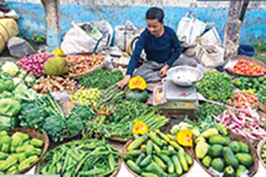 আনাজের পসরা বালুরঘাটের মণিমেলা বাজারে।