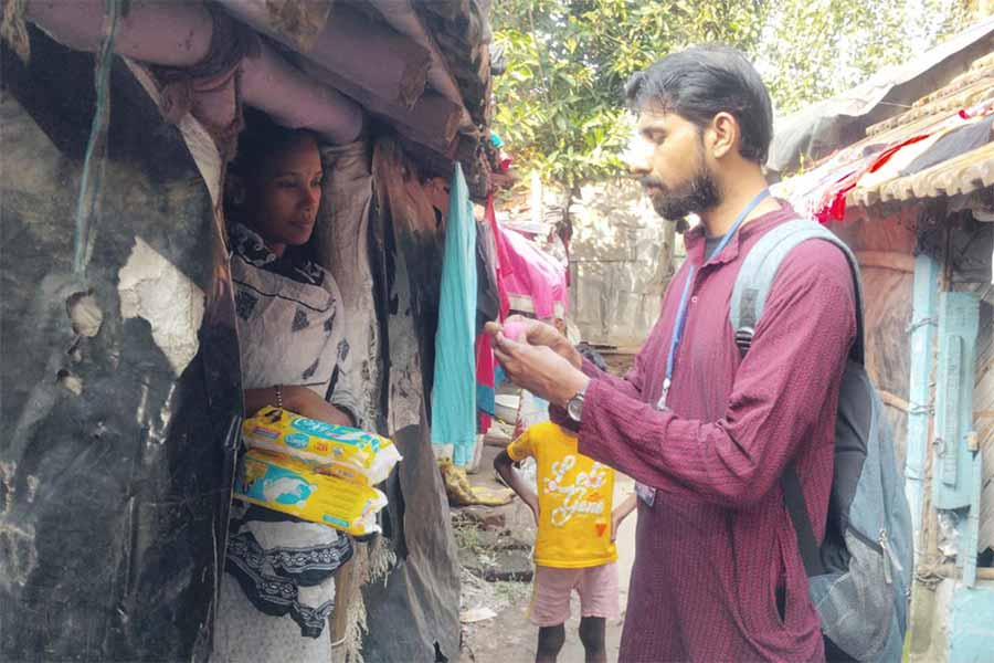 স্যানিটারি ন্যাপকিন বিলি করছেন সুমন্ত। সঙ্গে চলছে মেনস্ট্রুয়াল কাপ নিয়ে বোঝানো।