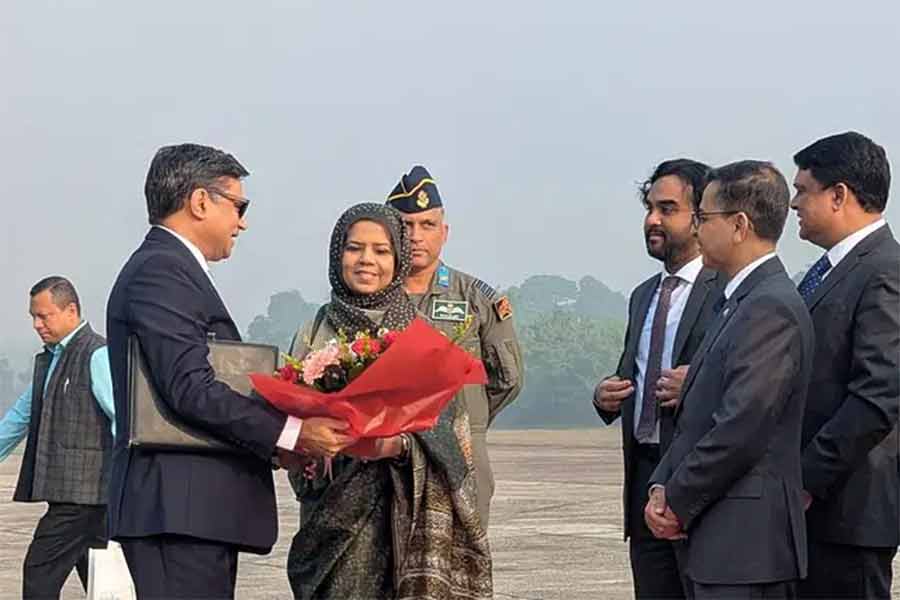 ঢাকা বিমানবন্দরে ভারতের বিদেশ সচিবকে (বাঁ দিকে, কালো কোট পরিহিত) স্বাগত জানাচ্ছেন বাংলাদেশের বিদেশ দফতরের মহাপরিচালক (দক্ষিণ এশিয়া) ইশরাত জাহান।