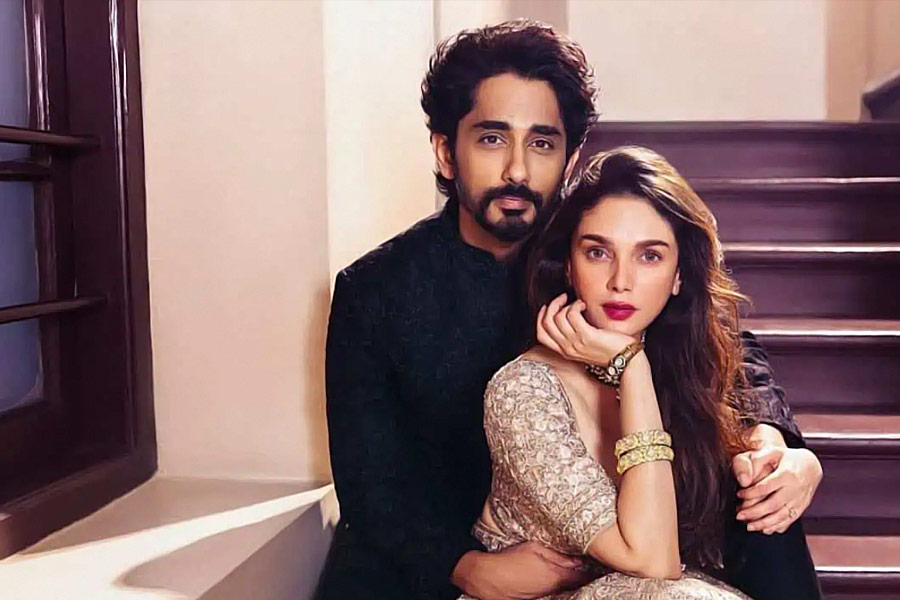 বলিপাড়া সূত্রে খবর, ২০২১ সাল থেকে বলি অভিনেত্রী অদিতি রাও হায়দারির সঙ্গে সম্পর্কে জড়িয়ে পড়েন সিদ্ধার্থ। চলতি বছরেই গাঁটছড়া বেঁধেছেন দুই তারকা।