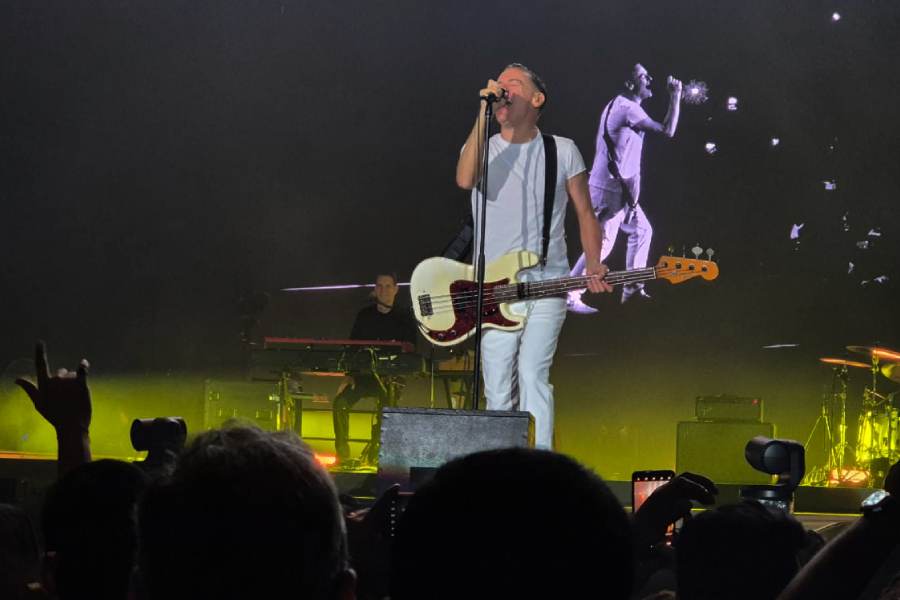 ‘কাটস লাইক আ নাইফ’, ‘বেস্ট অফ মি’ হয়ে শেষ গান হিসাবে ‘স্ট্রেট ফ্রম দ্য হার্ট’ ধরলেন ব্রায়ান।।