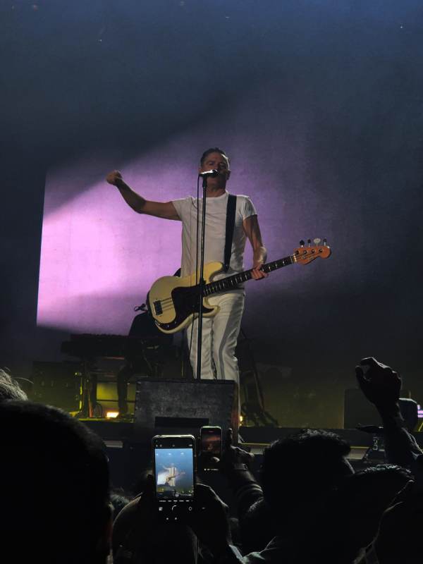 ধূসরের দিকে ঢলে যাওয়া বয়সের রকহেড থেকে শুরু করে যে কিশোরীটি গত কাল সবে প্রথম চুম্বনের স্বাদ পেয়েছে, ব্রায়ানের গান শুনে সবাই মিলেমিশে একাকার। 