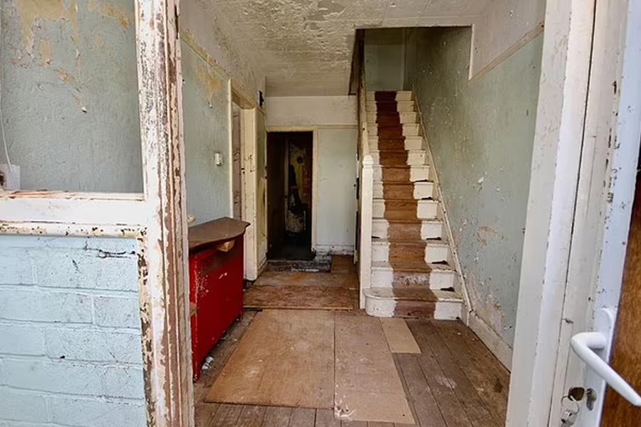 এত বড় বাড়ির পরিচর্যা করা কঠিন হয়ে পড়েছিল বলে বাড়ির মালিক তা সম্পত্তি রক্ষণাবেক্ষণ সংস্থার হাতে দিয়ে দেন। সংস্থা দায়িত্ব নিয়ে পর পর দু’বার সেই বাড়িটি নিলামে তোলে। তবুও ক্রেতার সন্ধান পাওয়া যায়নি।