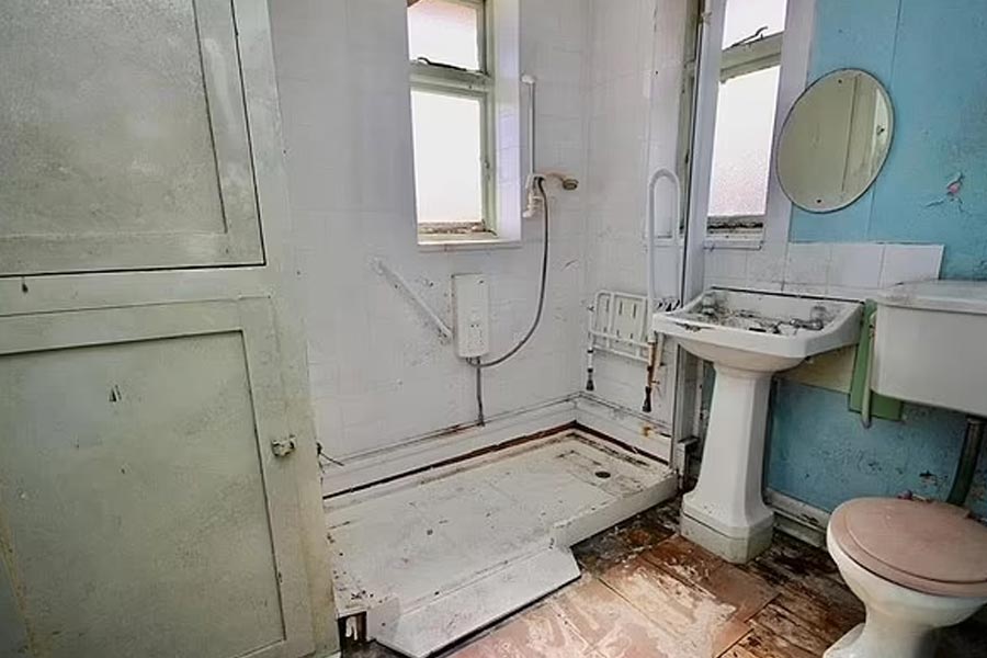 বাড়ির সামনে এবং পিছন দিকে বড় বাগান রয়েছে। বাড়ির ভিতর ঢুকেই রয়েছে লম্বা হলঘর। হলঘরের এক প্রান্তে রয়েছে অতিথিদের বসার জন্য দু’টি ঘর। রান্নাঘরও রয়েছে সেখানে।