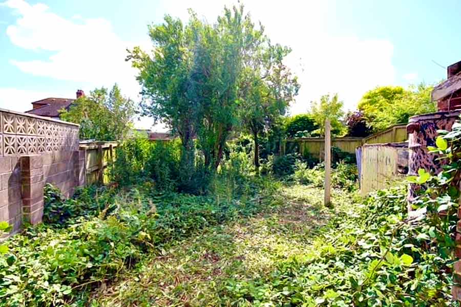 বাড়ির সামনে রয়েছে একটি গ্যারাজ। সিঁড়ি দিয়ে উপরে উঠে গেলে এক তলায় রয়েছে তিনটি বেডরুম এবং একটি বাথরুম। বাথরুমে বাথটব, শাওয়ারের ব্যবস্থা থাকলেও অধিকাংশ জিনিস ভেঙে গিয়েছে।