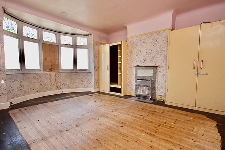 বাড়ির কোনও ঘরের মেঝে নেই। দরজা উধাও। জানলা ভেঙে পড়েছে। ঘরের এক তলা থেকে অন্য তলায় যাওয়ার সিঁড়িও উধাও। ফলে উপর তলা আলাদা ভাবে বোঝা যায় না।