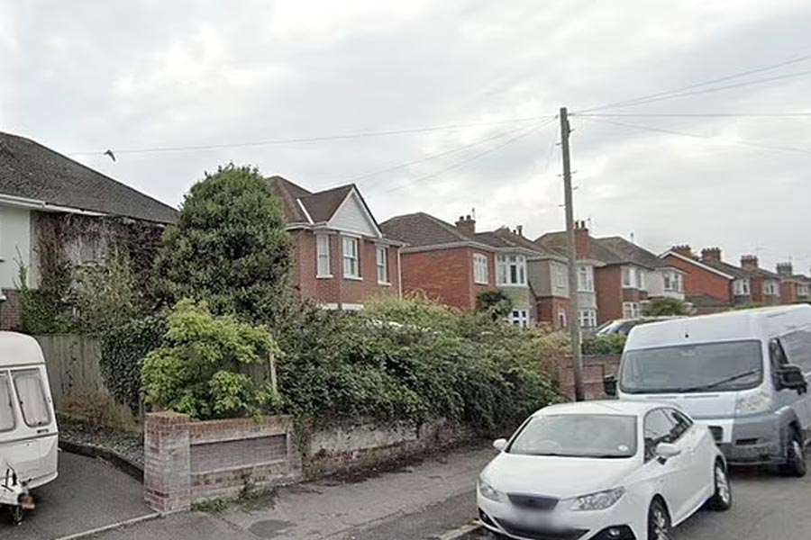 অনেকের দাবি, ১৫ বছর ধরে ফাঁকা পড়ে থাকার কারণে বাড়ির ভিতর ভেঙেচুরে গিয়েছে। বাড়ির ভিতর থেকে জিনিসপত্রও নিয়ে চলে গিয়েছেন অনেকে। 