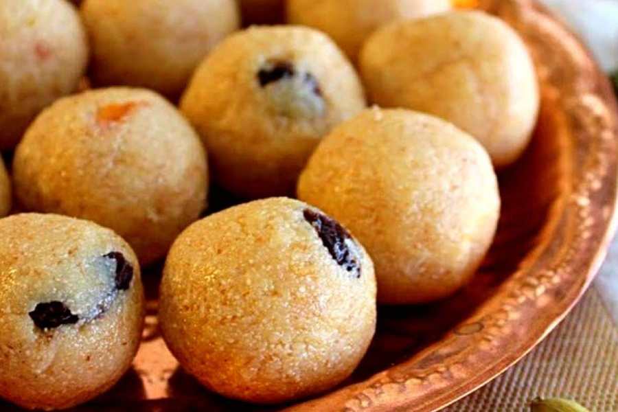 লুচি দিয়ে বানিয়ে ফেলতে পারেন লাড্ডু। 