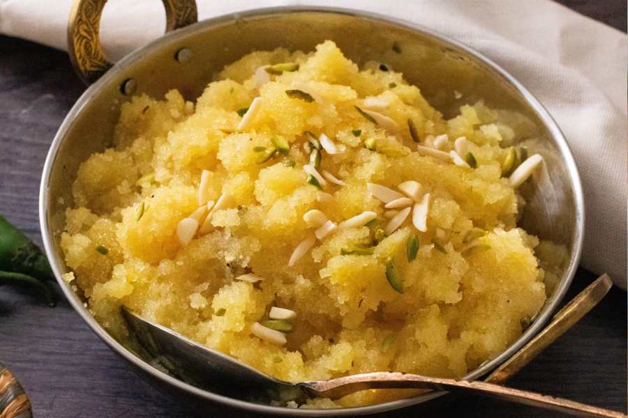 লুচি দিয়ে হালুয়াও বানানো যায়। 