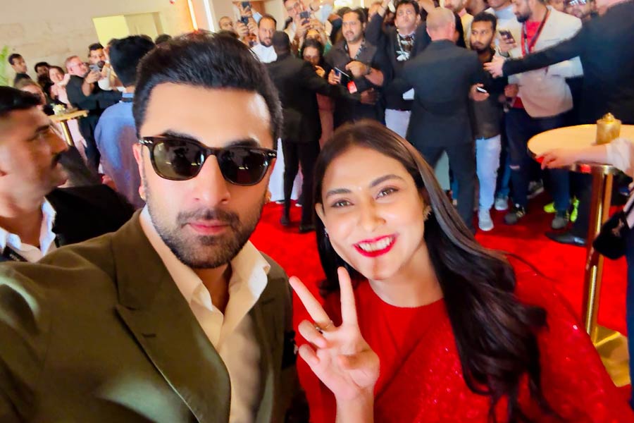 bangladeshi actress Mehazabien chowdhury selfie with Ranbir kapoor viral photo