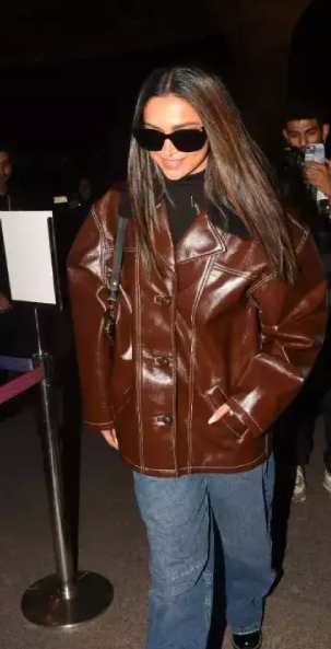  দীপিকা পাড়ুকোন পরেছেন চামড়ার জ্যাকেট। শীতের মরসুমে এই ধরনের জ্যাকেটও বেছে নিতে পারেন।