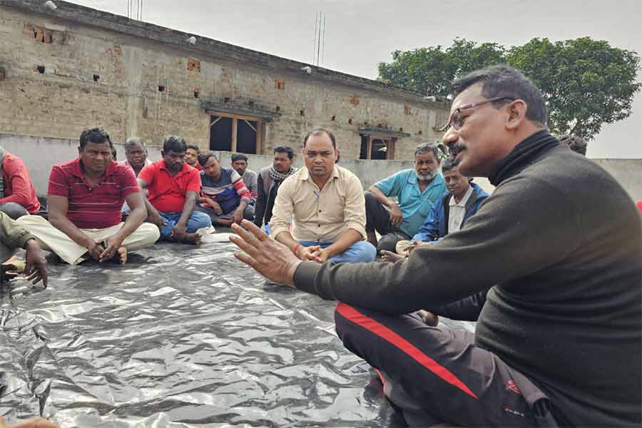 আমলিয়া গ্রামে বাড়ির ছাদে পুরনো সঙ্গী ও অনুগামীদের নিয়ে বৈঠকে ছত্রধর মাহাতো।