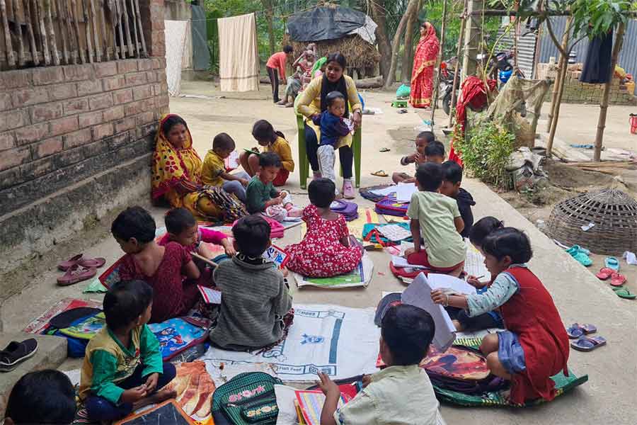 খোলা আকাশের নীচে চলছে পড়াশোনা। নিজস্ব চিত্র 