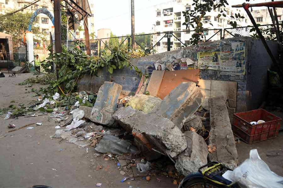 হাওড়ার সালকিয়া স্কুল রোডে ভেঙে দেওয়া হয়েছে রাস্তার পাশের ভ্যাট। নিজস্ব চিত্র