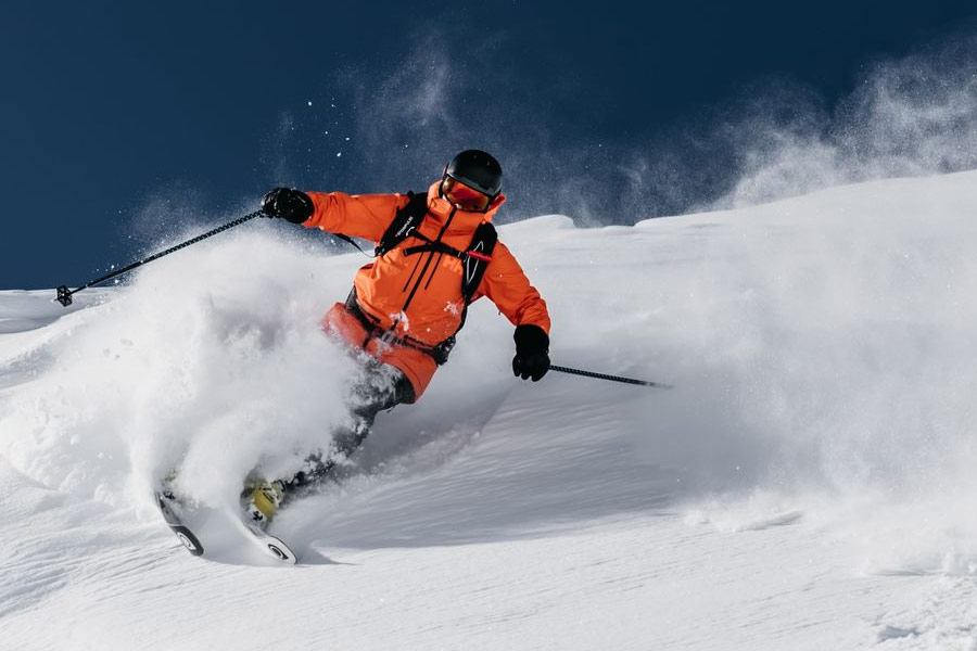 কাশ্মীর, হিমাচলে শীতে শুরু হয় স্কিইং। চলে প্রতিযোগিতাও।