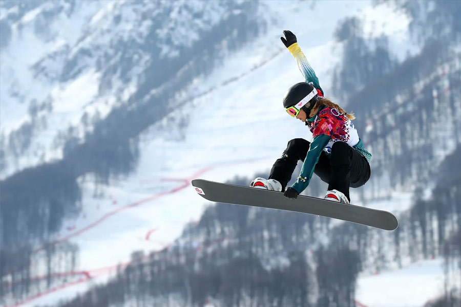 মানালি কিংবা গুলমার্গে গেলে স্নো বোর্ডিং করতে পারেন।