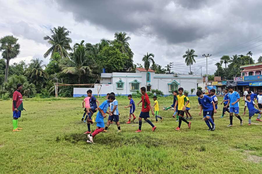 জিরাট কলোনি হাই স্কুলের মাঠে চলছে ফুটবল অনুশীলন।